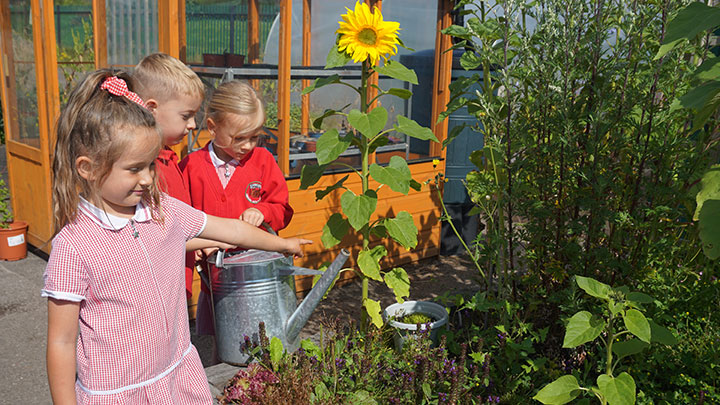 Llun o blant Ysgol Gymraeg Cwmbrân