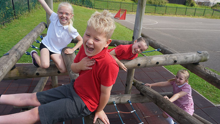 Llun o blant Ysgol Gymraeg Cwmbrân