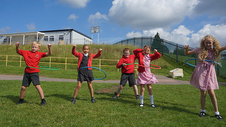 Llun o blant Ysgol Gymraeg Cwmbrân